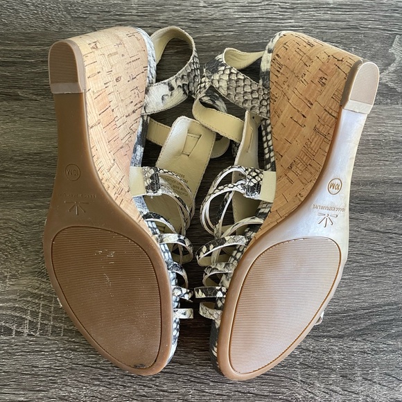 10 Issac Mizrahi Snake Print Wedge Sandals - Picture 6 of 6